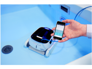 Dolphin Scoop Deluxe Cleaner Poolroboter mit PVC Bürste in einem Pool. Hand zeigt mobile Steuerung per App. 