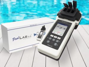 PoolLab 2.0 - elektronischer Poolreininger vor einem Pool